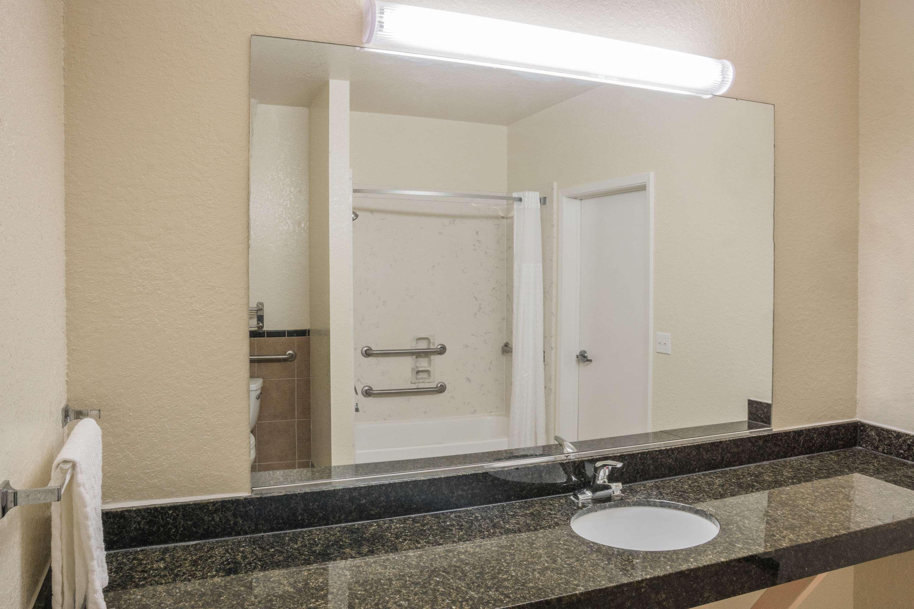 Super 8 By Wyndham Brookshire Tx Hotel Buitenkant foto